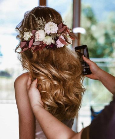Bridal hairstyle with big flowers and braids – Perfect Day Salzburg